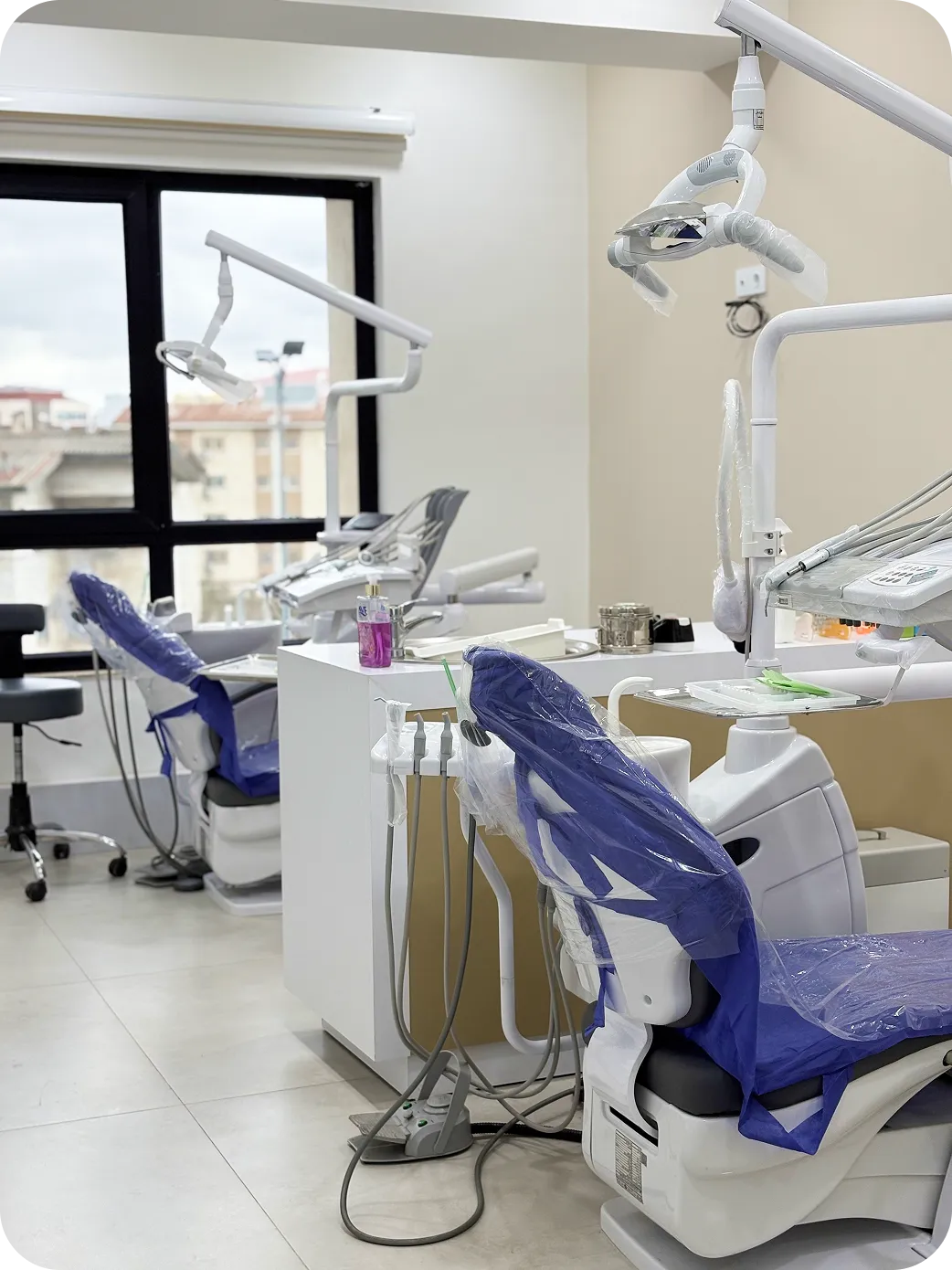 دندانپزشکی طرف قرارداد بیمه دی در رشت - دکتر داج لیری